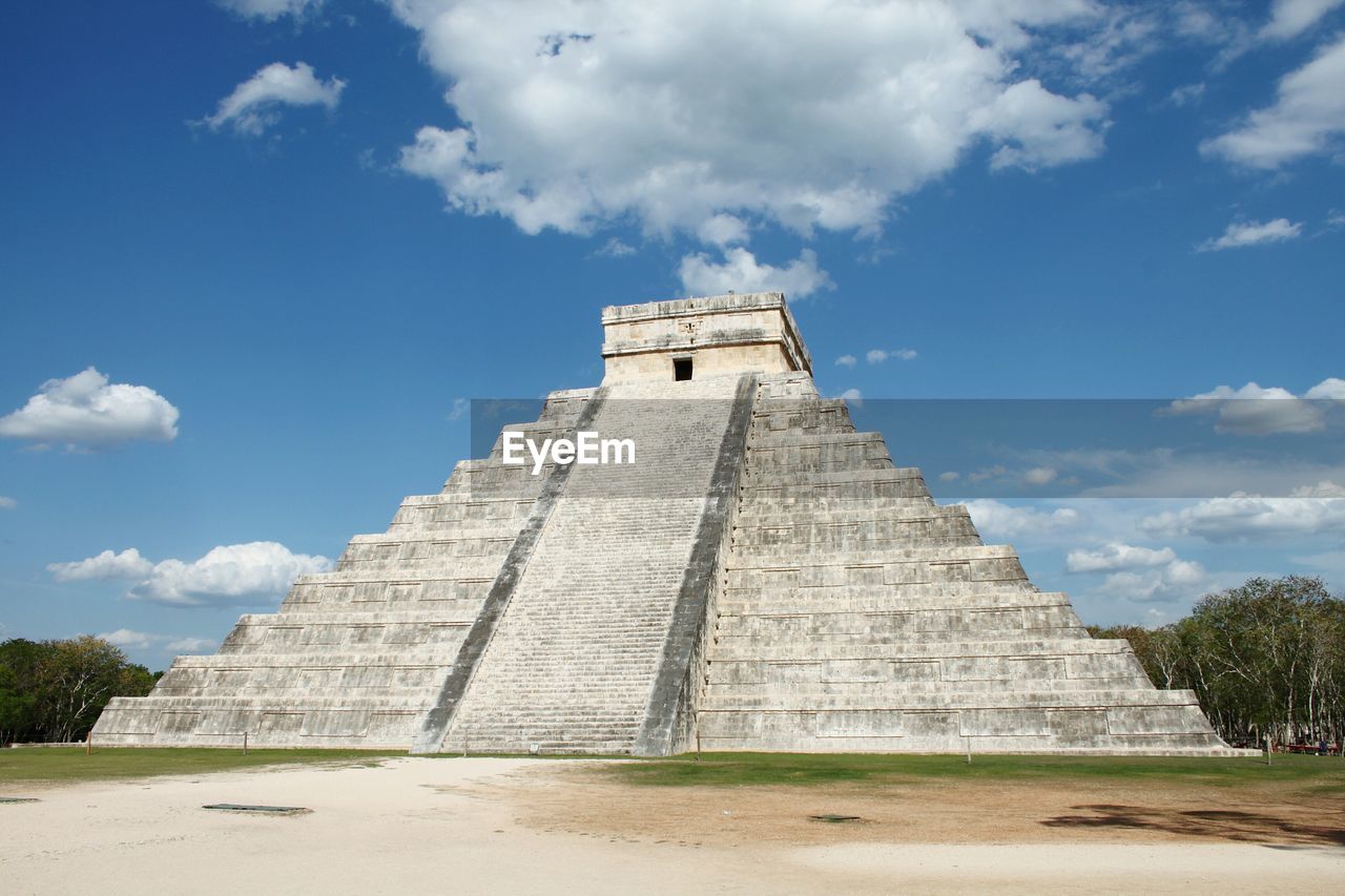 Kukulkan pyramid at chichen itza against sky