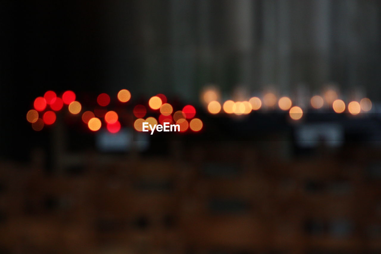 DEFOCUSED LIGHTS IN CITY