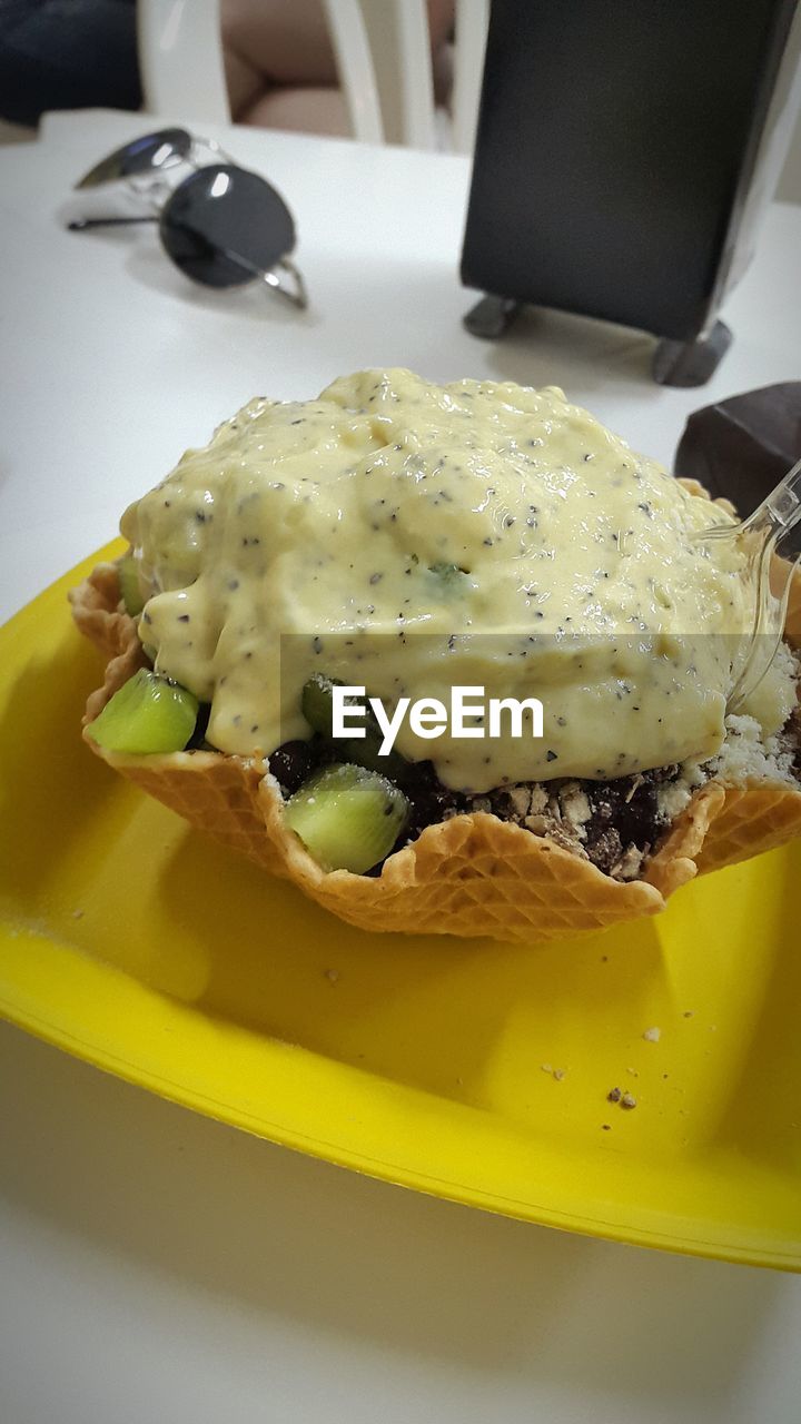 CLOSE-UP OF FOOD IN TRAY