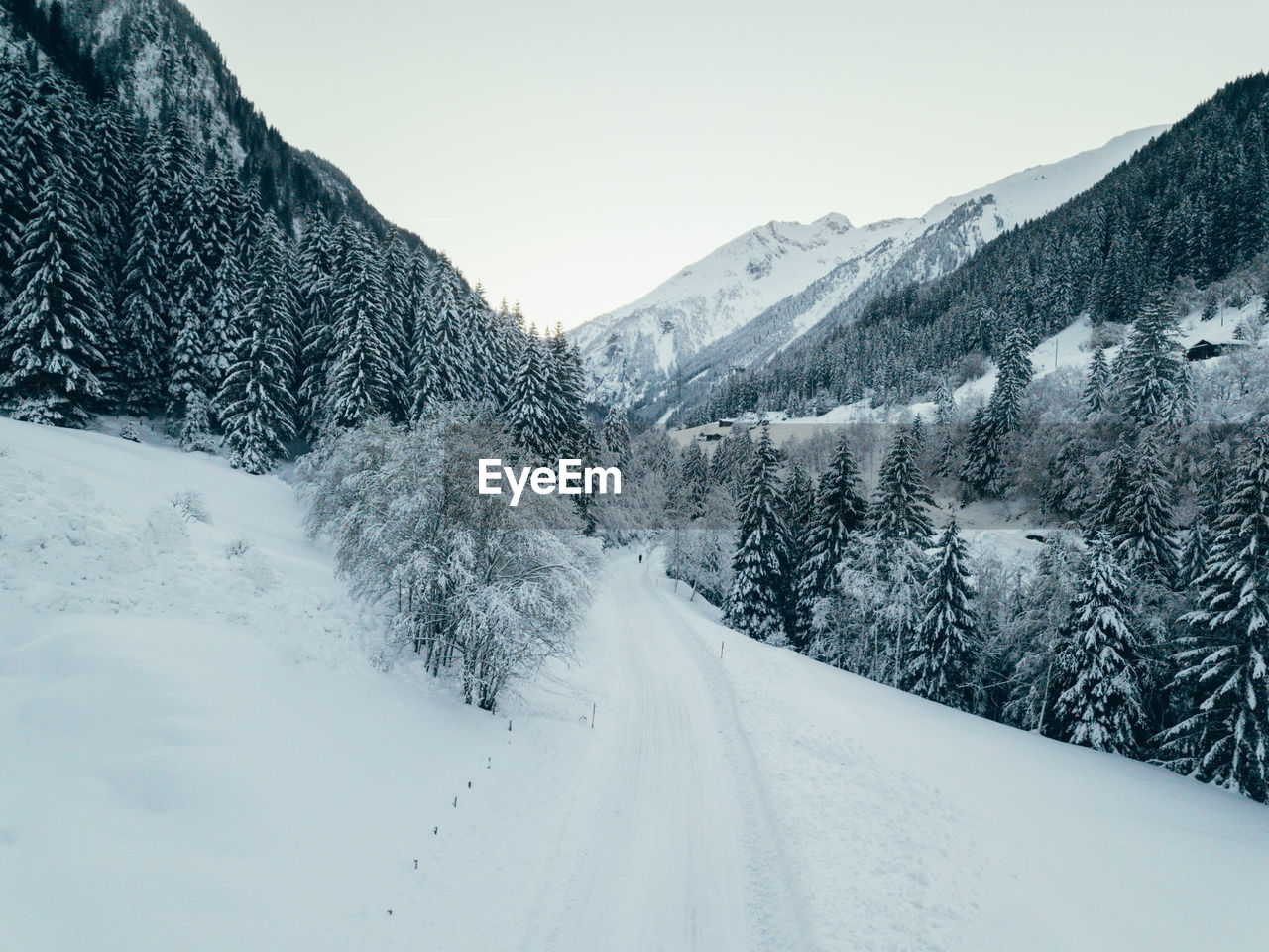 SNOW COVERED MOUNTAINS AGAINST SKY