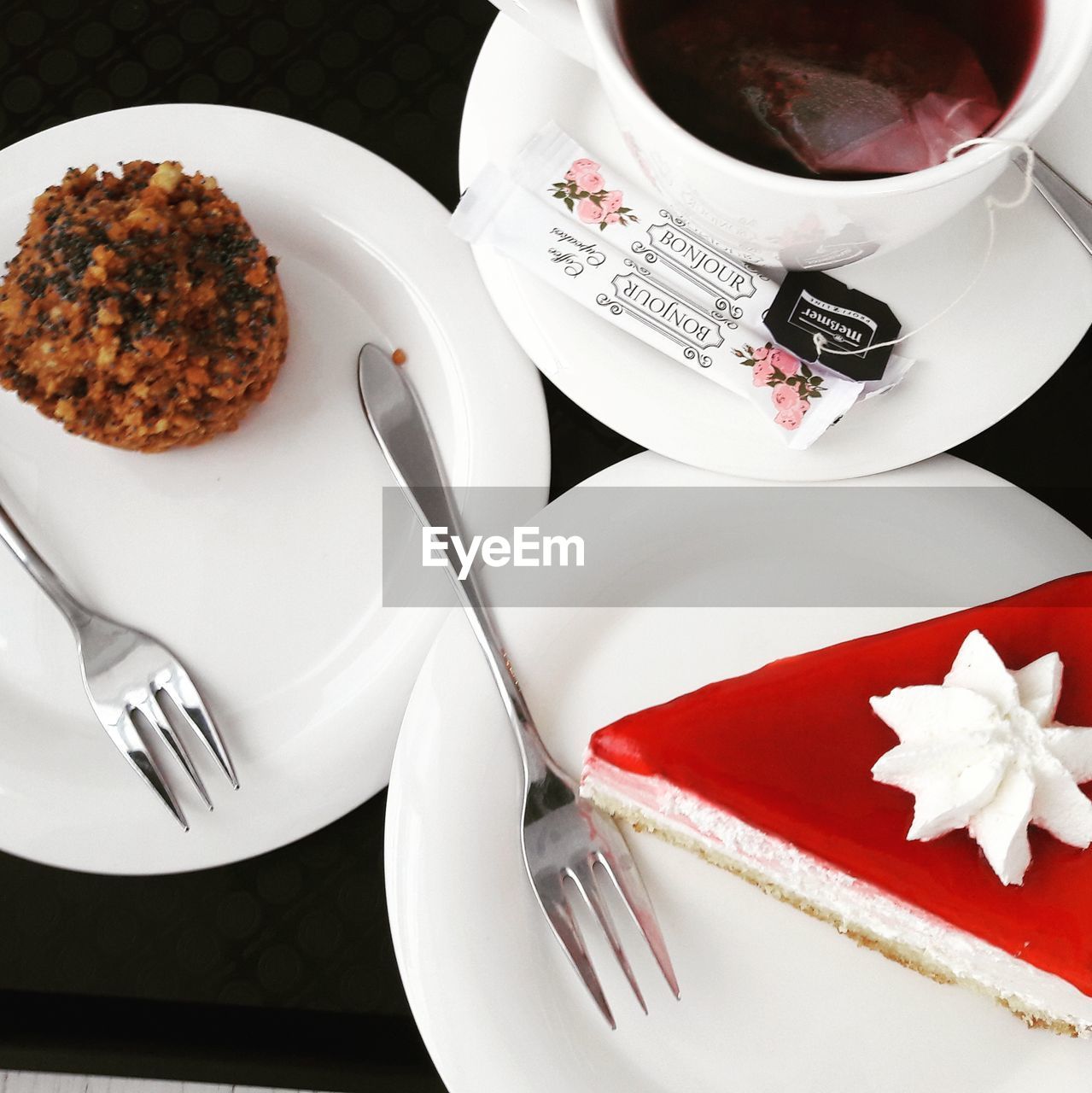 HIGH ANGLE VIEW OF CAKE AND COFFEE ON TABLE