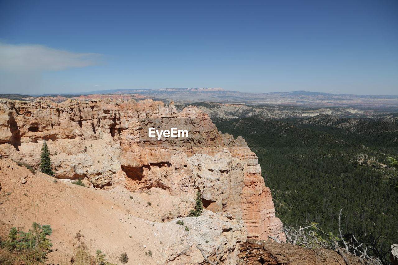 SCENIC VIEW OF ROCKY MOUNTAIN AGAINST SKY