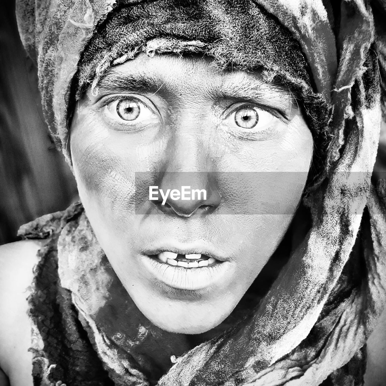 CLOSE-UP PORTRAIT OF MID ADULT MAN WITH FACE