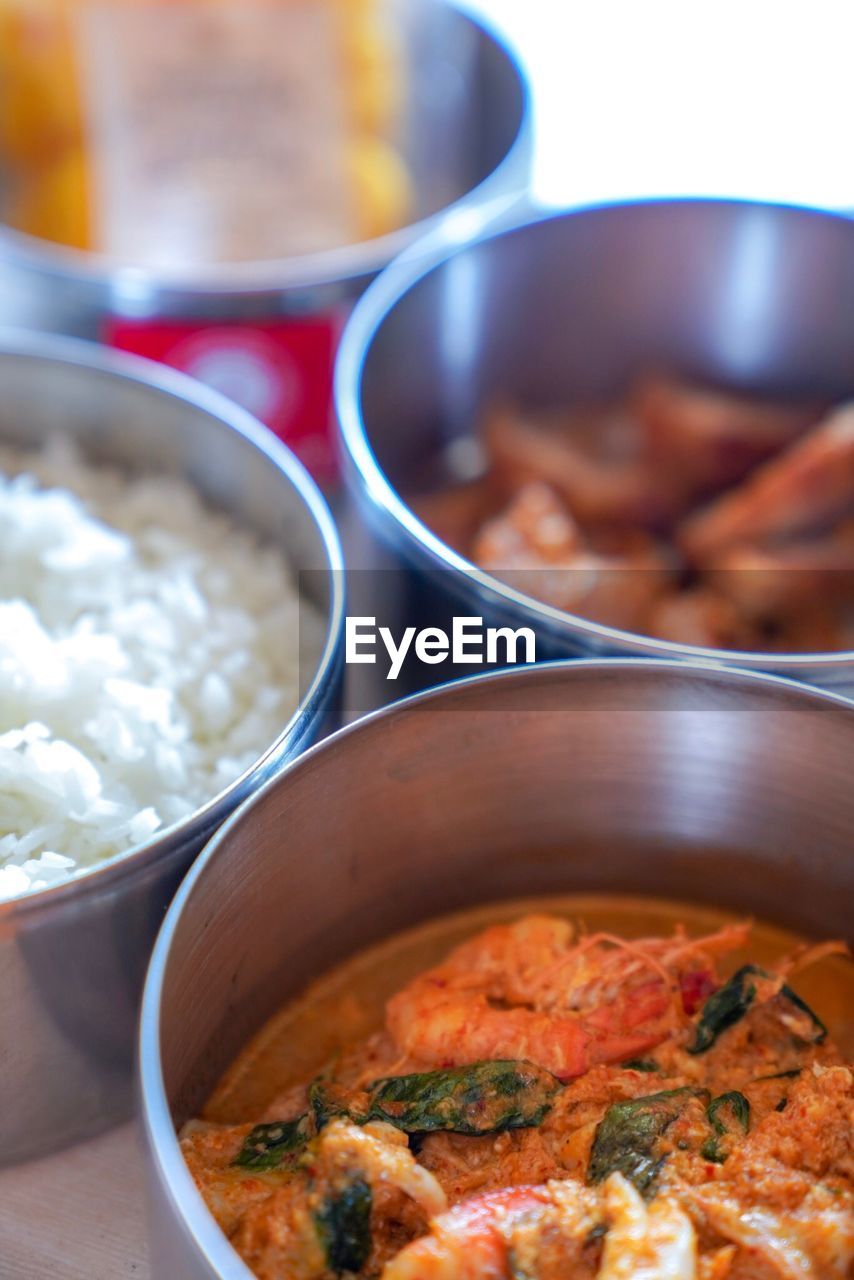 CLOSE-UP OF MEAT IN COOKING PAN ON TABLE