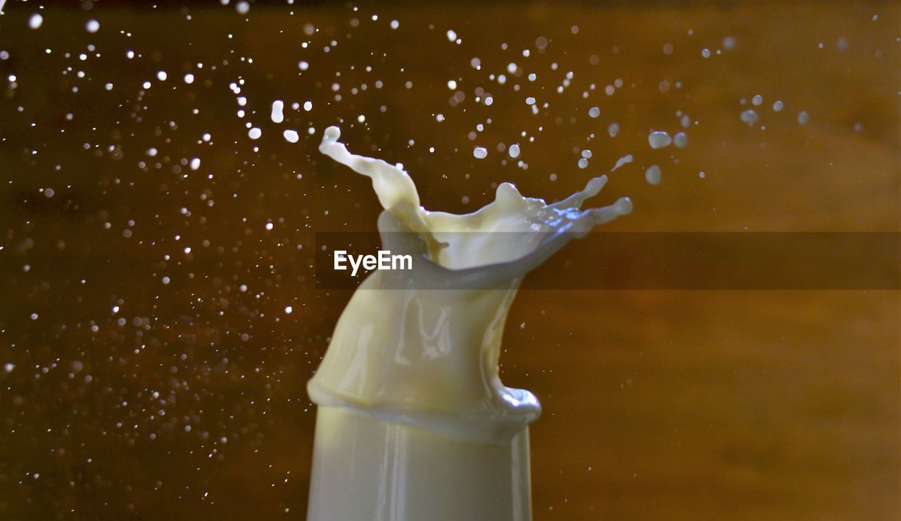 CLOSE-UP OF WATER SPLASHING IN DRINKING GLASS