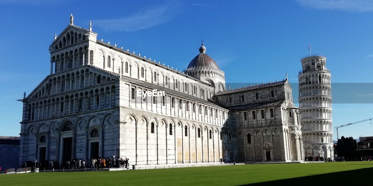 LOW ANGLE VIEW OF BUILDINGS AGAINST SKY