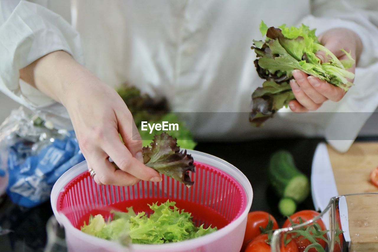 MIDSECTION OF WOMAN HOLDING FOOD