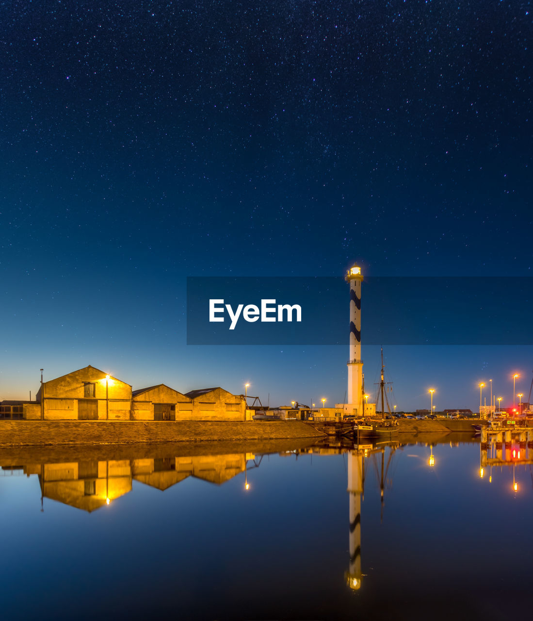 Old lighthouse of ostend against night sky