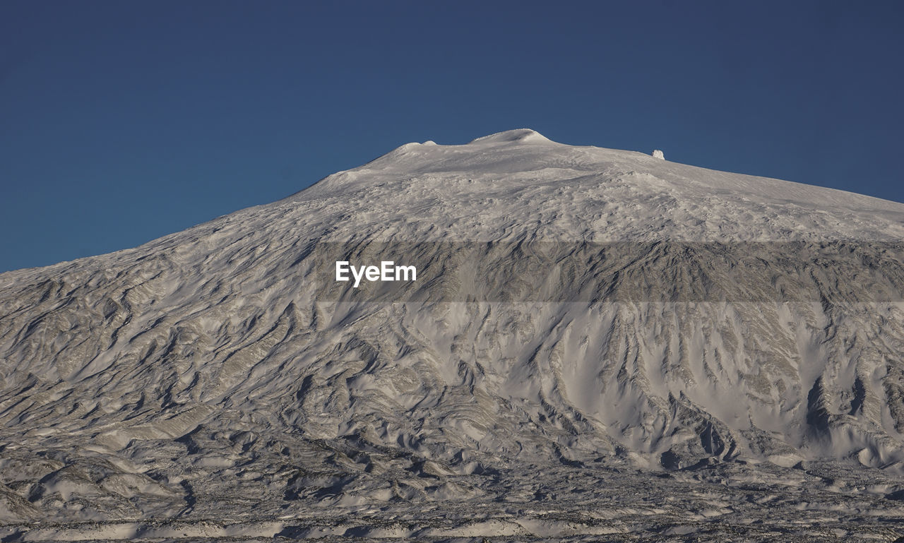 SCENIC VIEW OF SNOWCAPPED MOUNTAIN AGAINST BLUE SKY