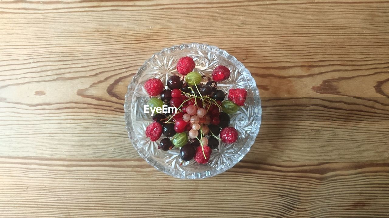 HIGH ANGLE VIEW OF FRUIT SALAD IN GLASS ON TABLE