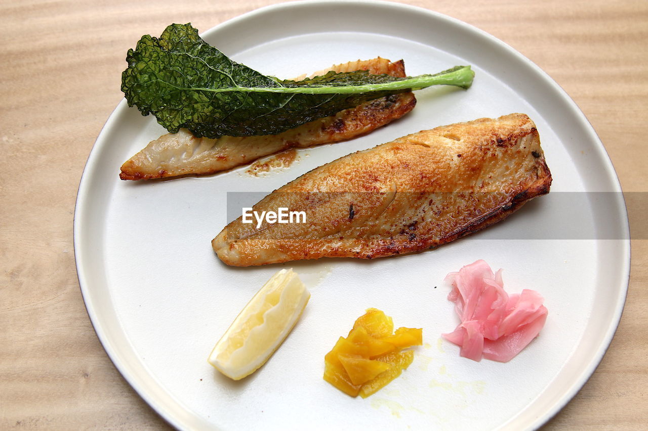 HIGH ANGLE VIEW OF FOOD IN PLATE