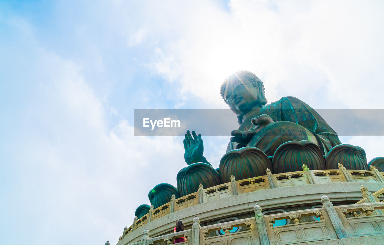 LOW ANGLE VIEW OF STATUE AGAINST SKY