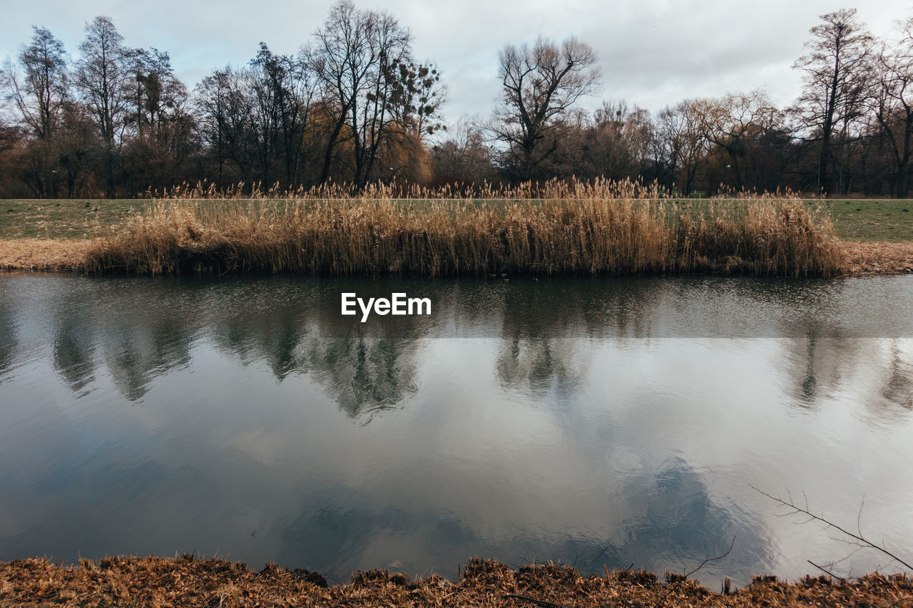 PANORAMIC VIEW OF LAKE AGAINST SKY