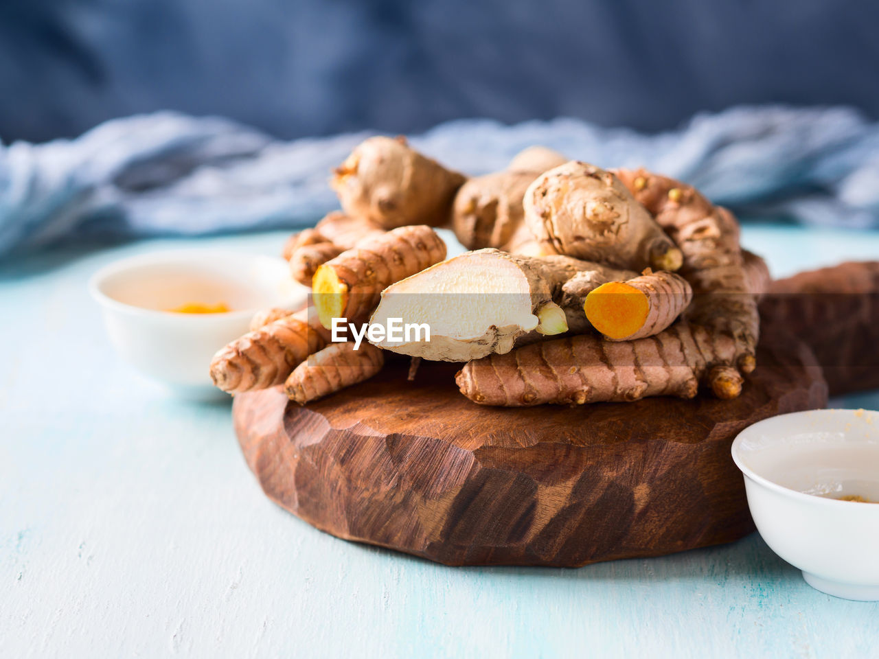 CLOSE-UP OF COOKIES IN PLATE