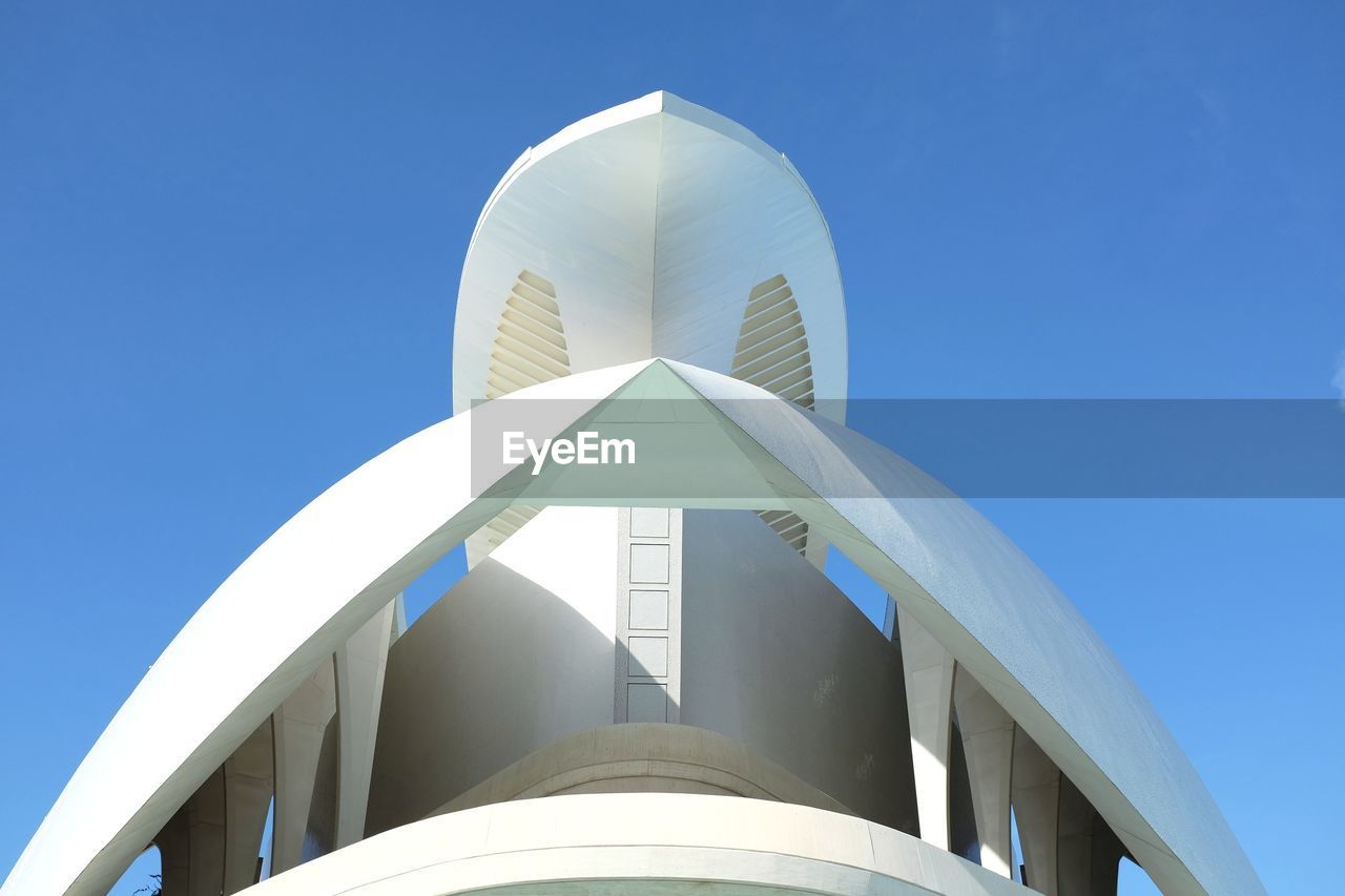 LOW ANGLE VIEW OF MODERN BUILDING AGAINST CLEAR SKY