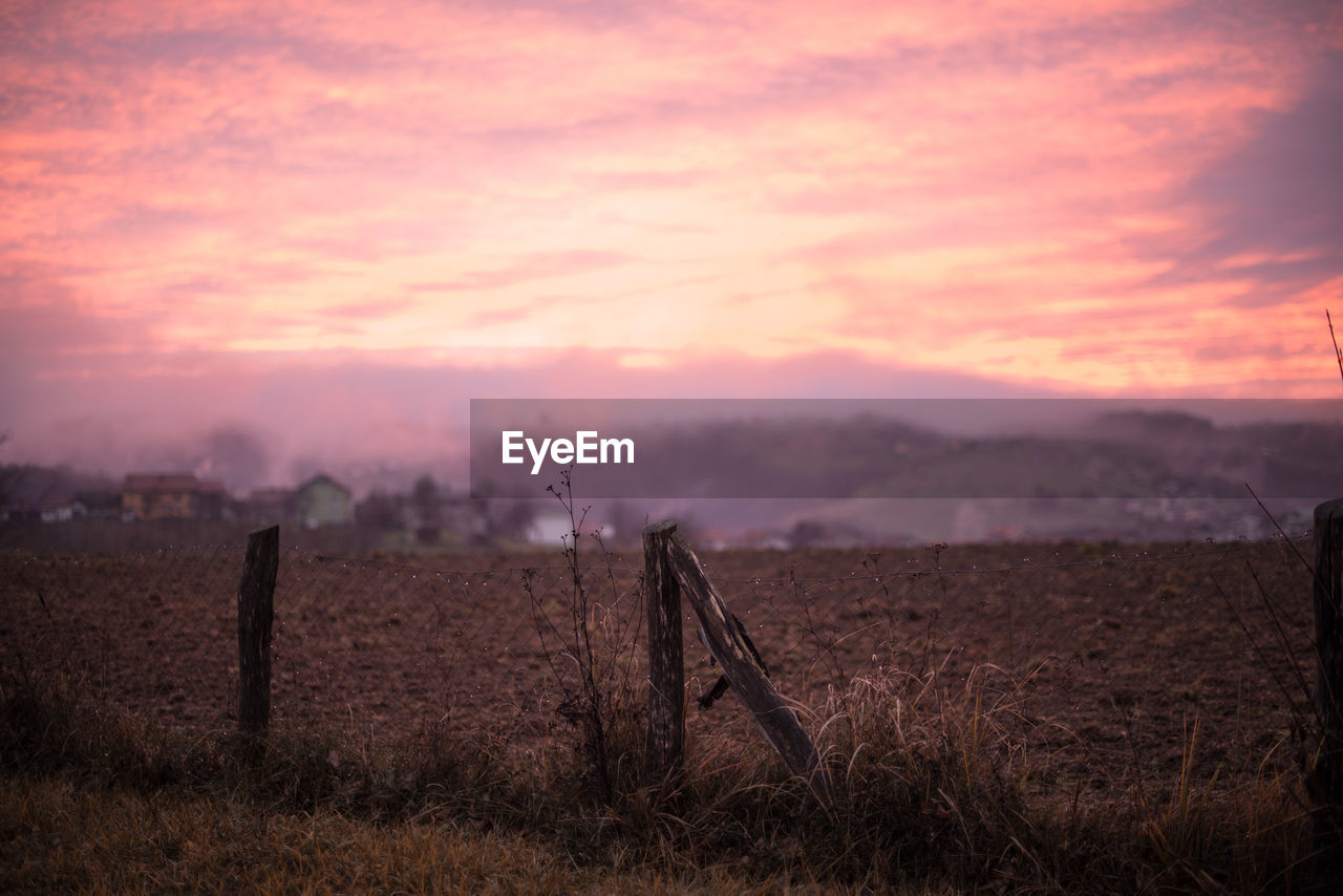 SCENIC VIEW OF FIELD DURING SUNSET