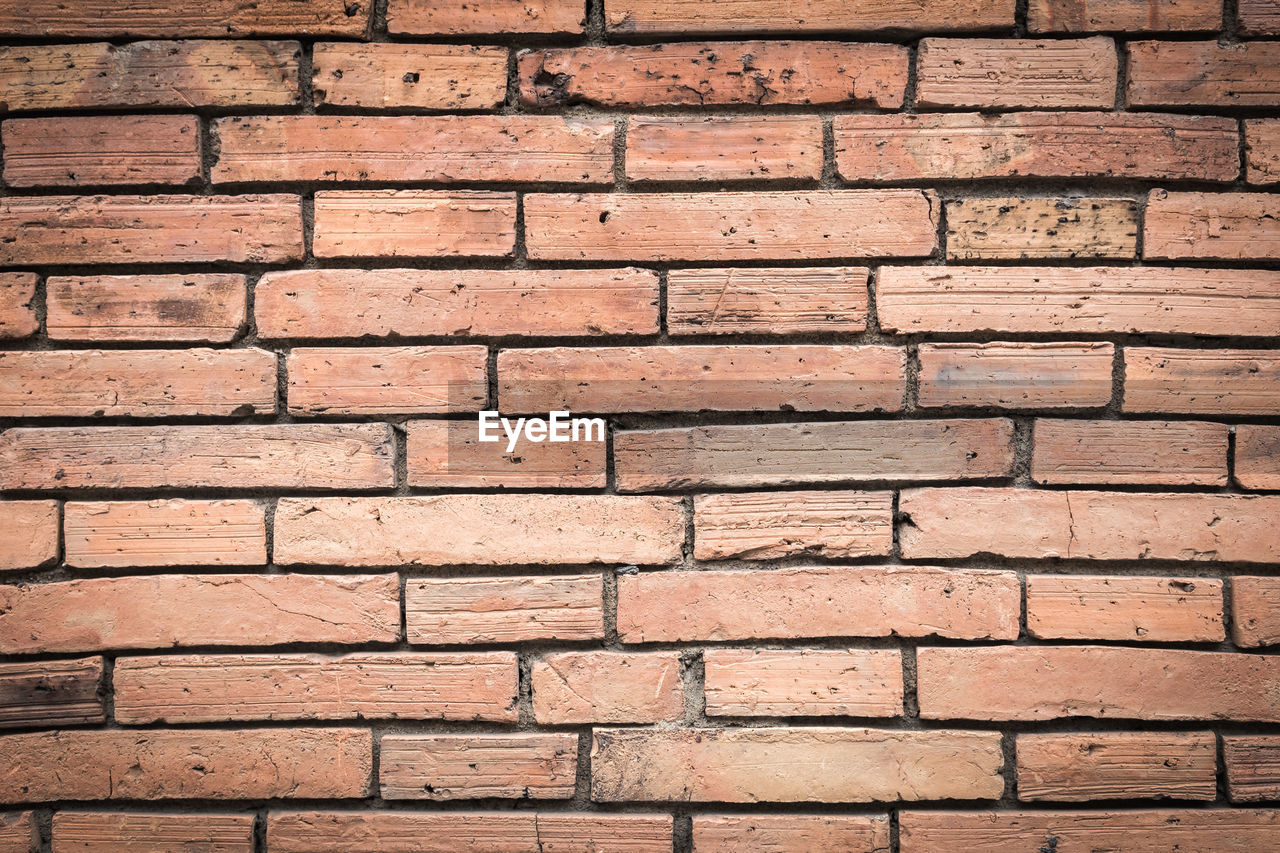 FULL FRAME SHOT OF STONE WALL