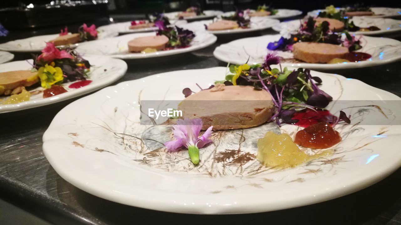 CLOSE-UP OF SERVING FOOD IN PLATE