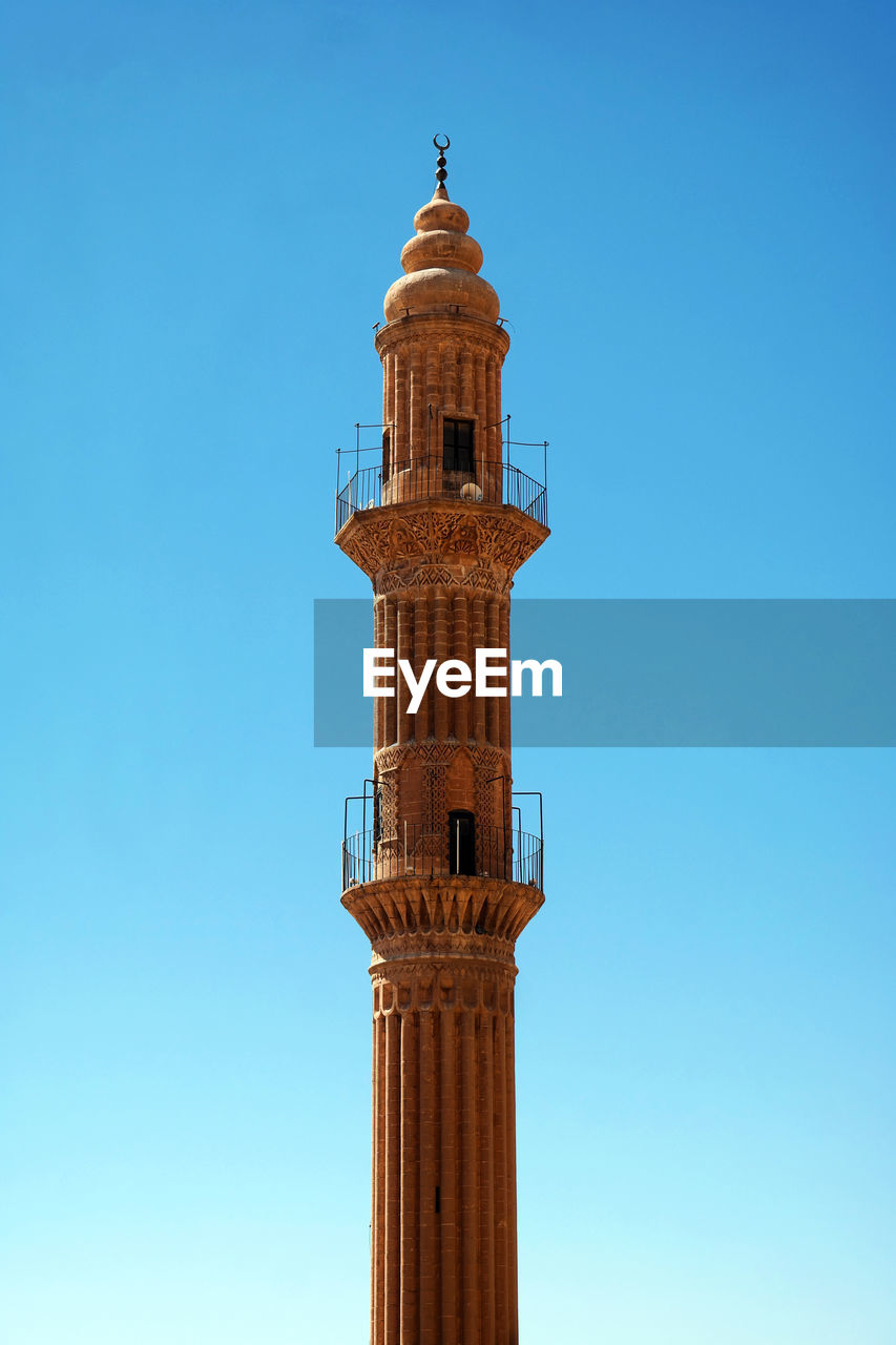 LOW ANGLE VIEW OF A TOWER OF BUILDING