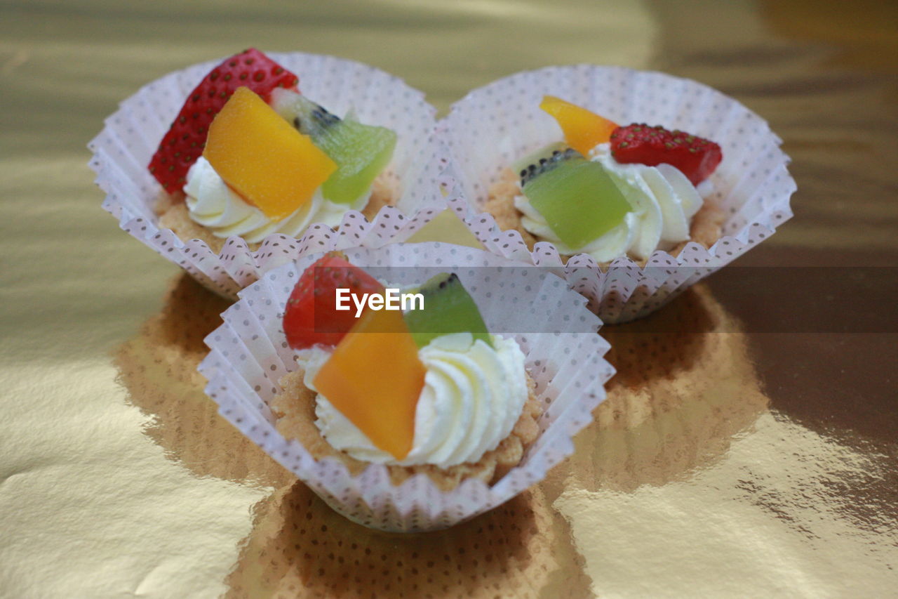 CLOSE-UP OF CUPCAKES WITH ICE CREAM