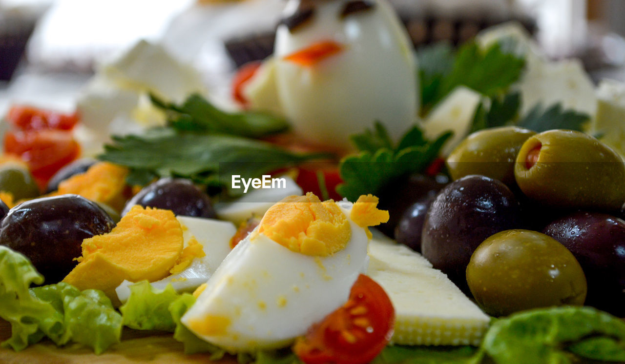 CLOSE-UP OF VEGETABLES ON PLATE