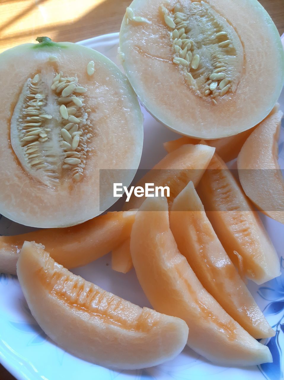 CLOSE-UP OF FRUITS IN PLATE