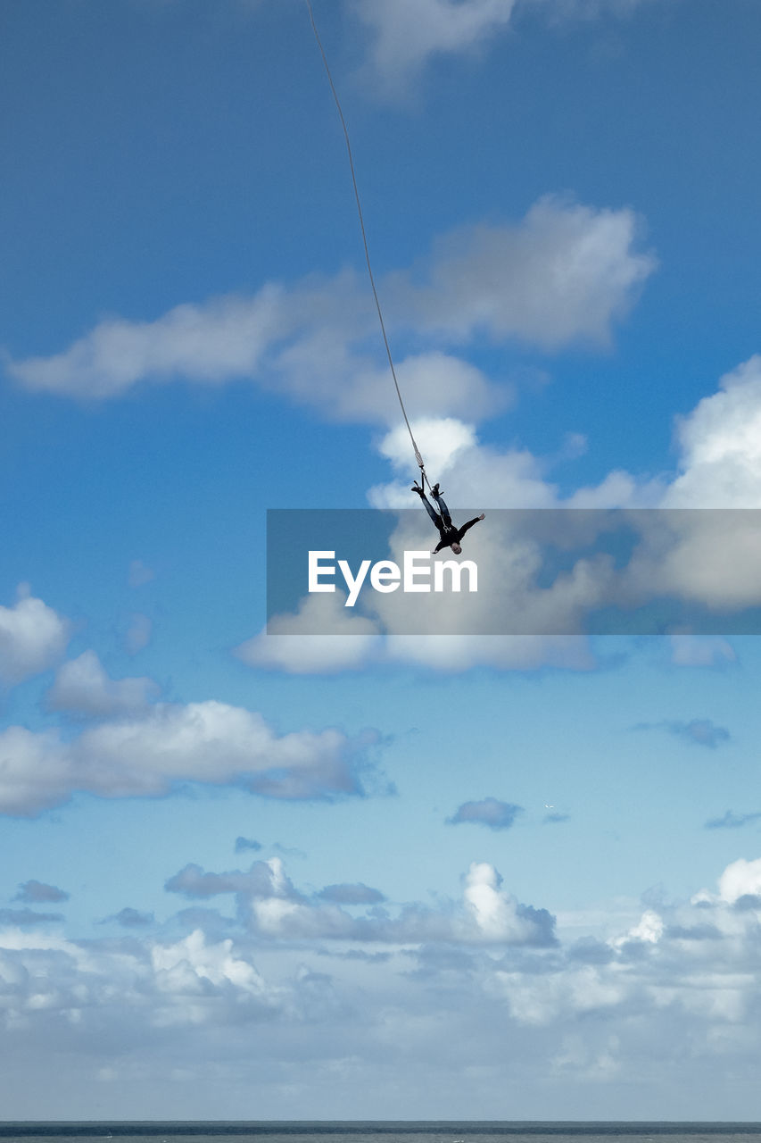 LOW ANGLE VIEW OF AIRPLANE IN FLIGHT AGAINST SKY