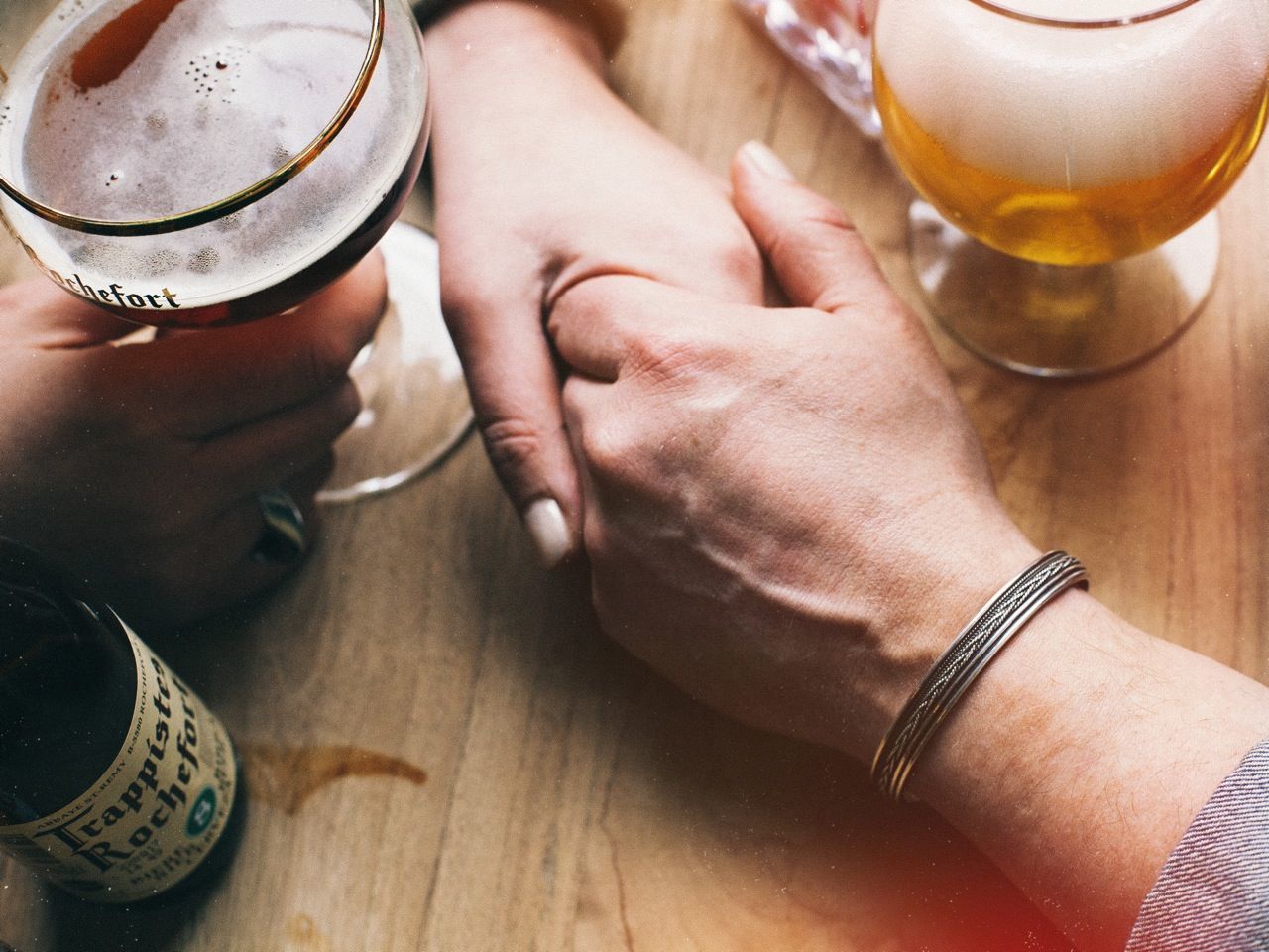 CROPPED IMAGE OF HAND HOLDING COFFEE