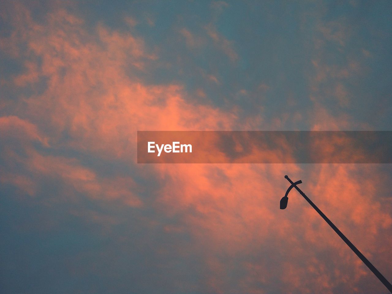 LOW ANGLE VIEW OF SILHOUETTE STREET LIGHT AGAINST SKY