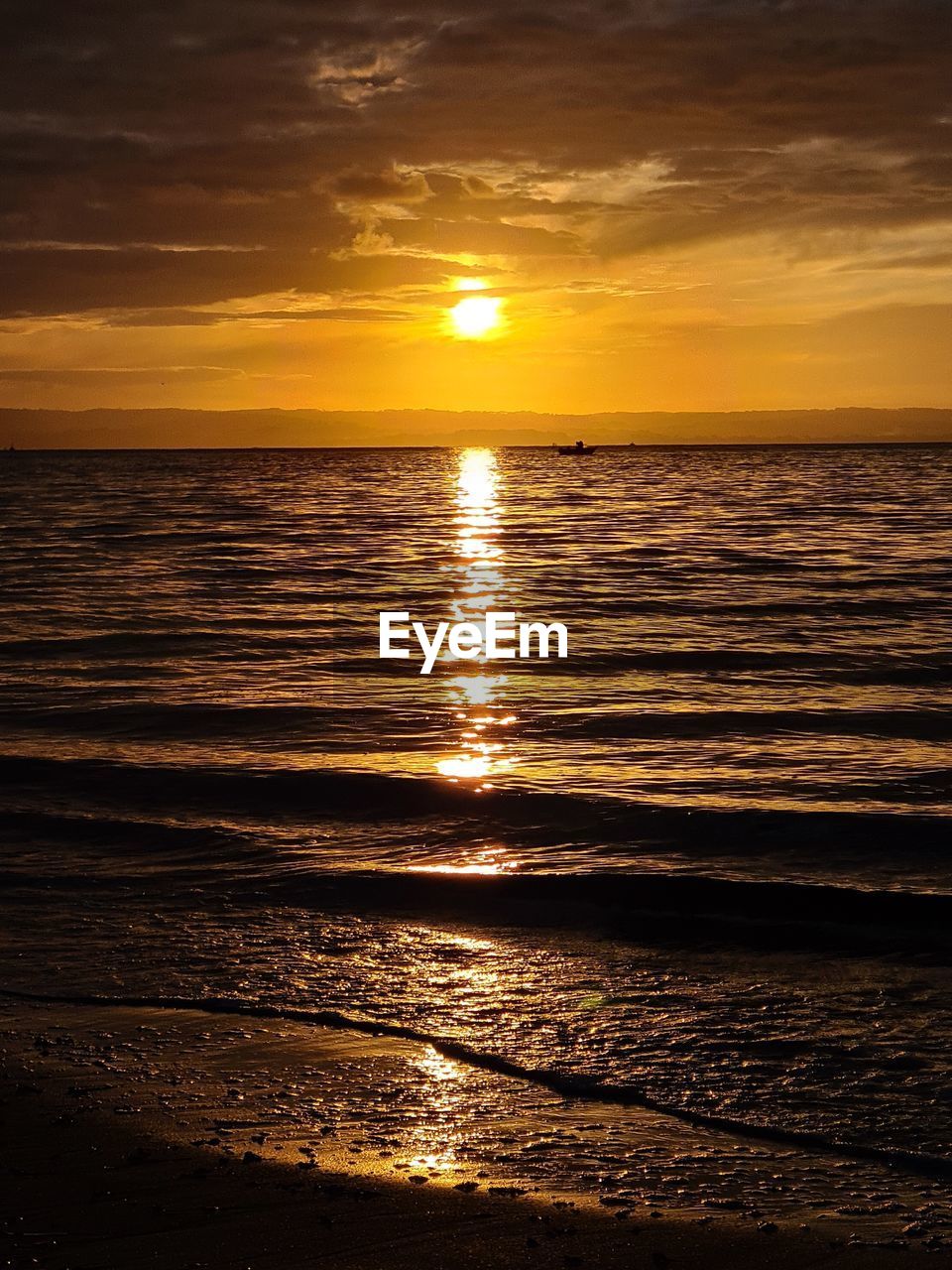 SCENIC VIEW OF SEA AGAINST SUNSET SKY