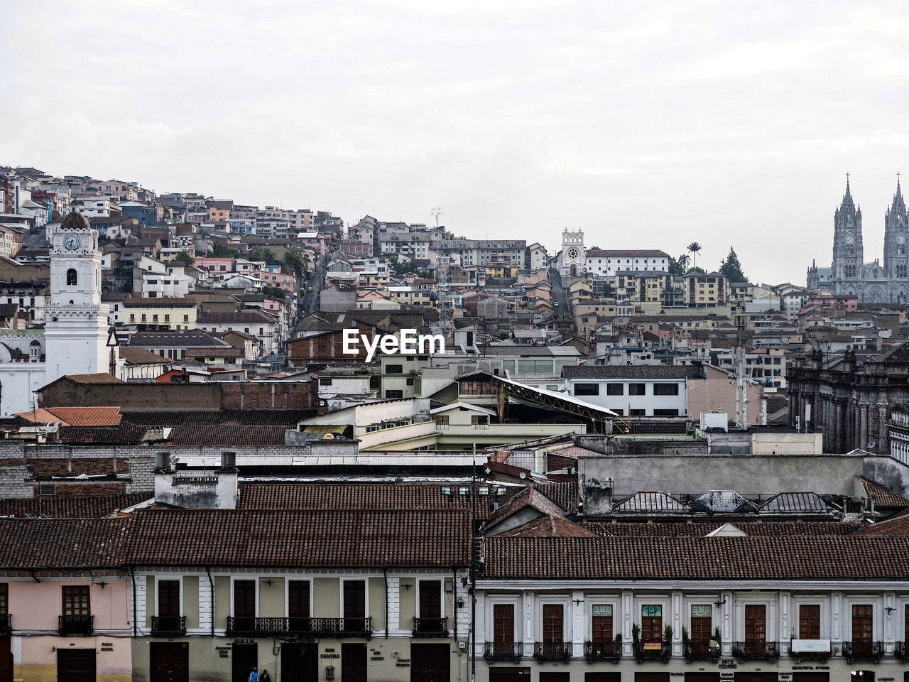 HIGH ANGLE VIEW OF BUILDINGS IN CITY AGAINST SKY