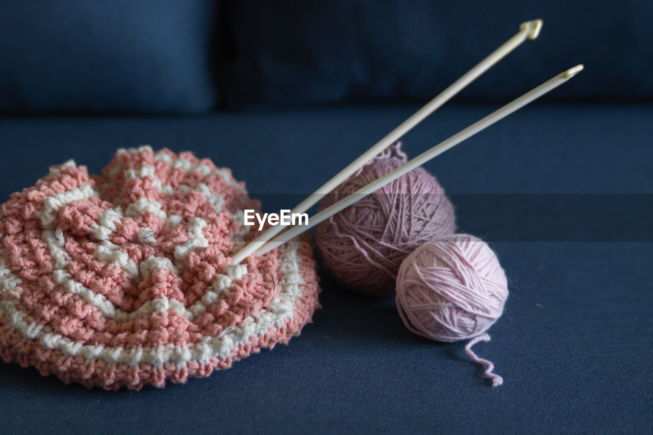 knitting needle, knitting, wool, ball of wool, craft, textile, indoors, crochet, creativity, art, material, studio shot, still life, close-up, skill