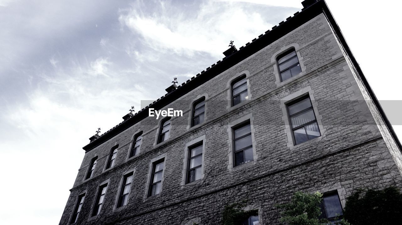 LOW ANGLE VIEW OF BUILDINGS AGAINST SKY