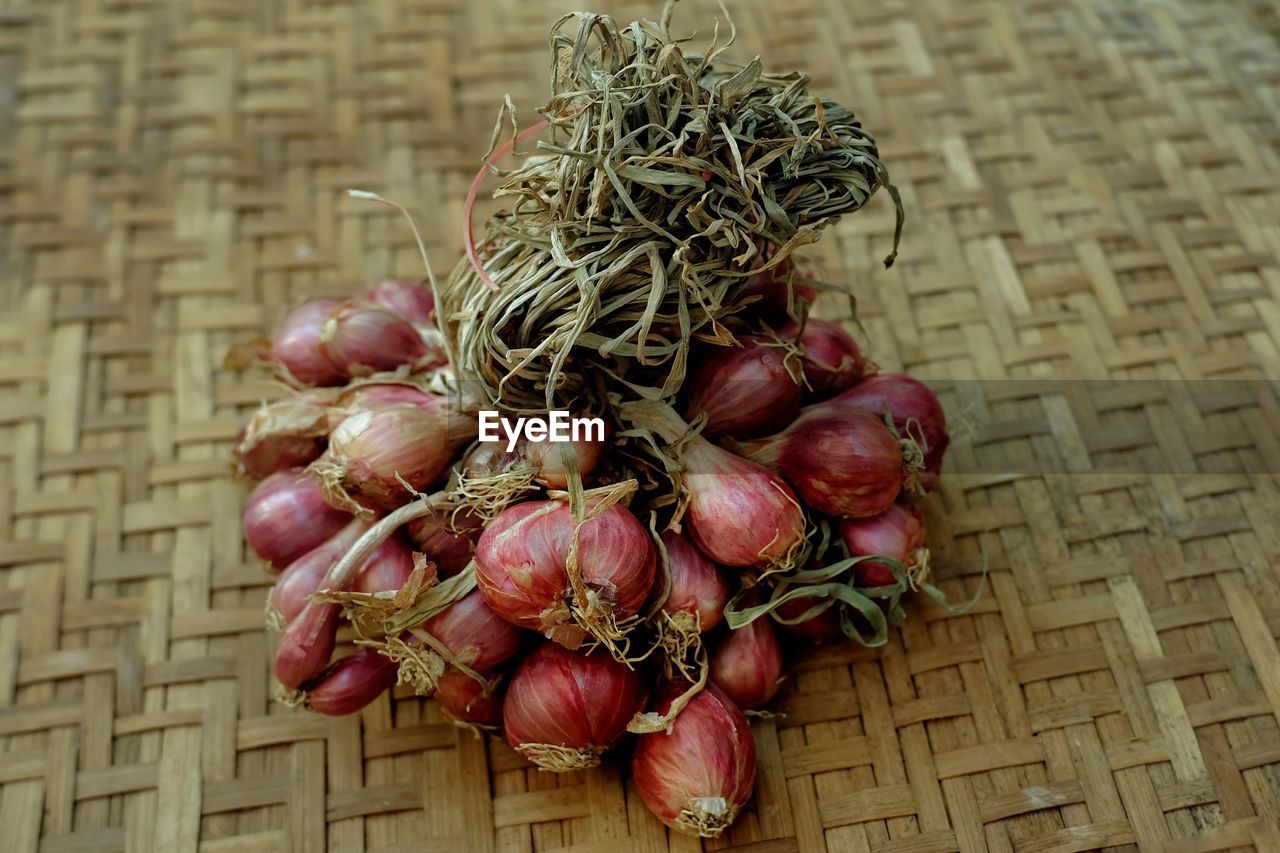 HIGH ANGLE VIEW OF EGGS ON TABLE