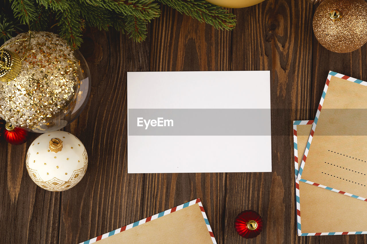 DIRECTLY ABOVE SHOT OF CHRISTMAS DECORATIONS ON TABLE