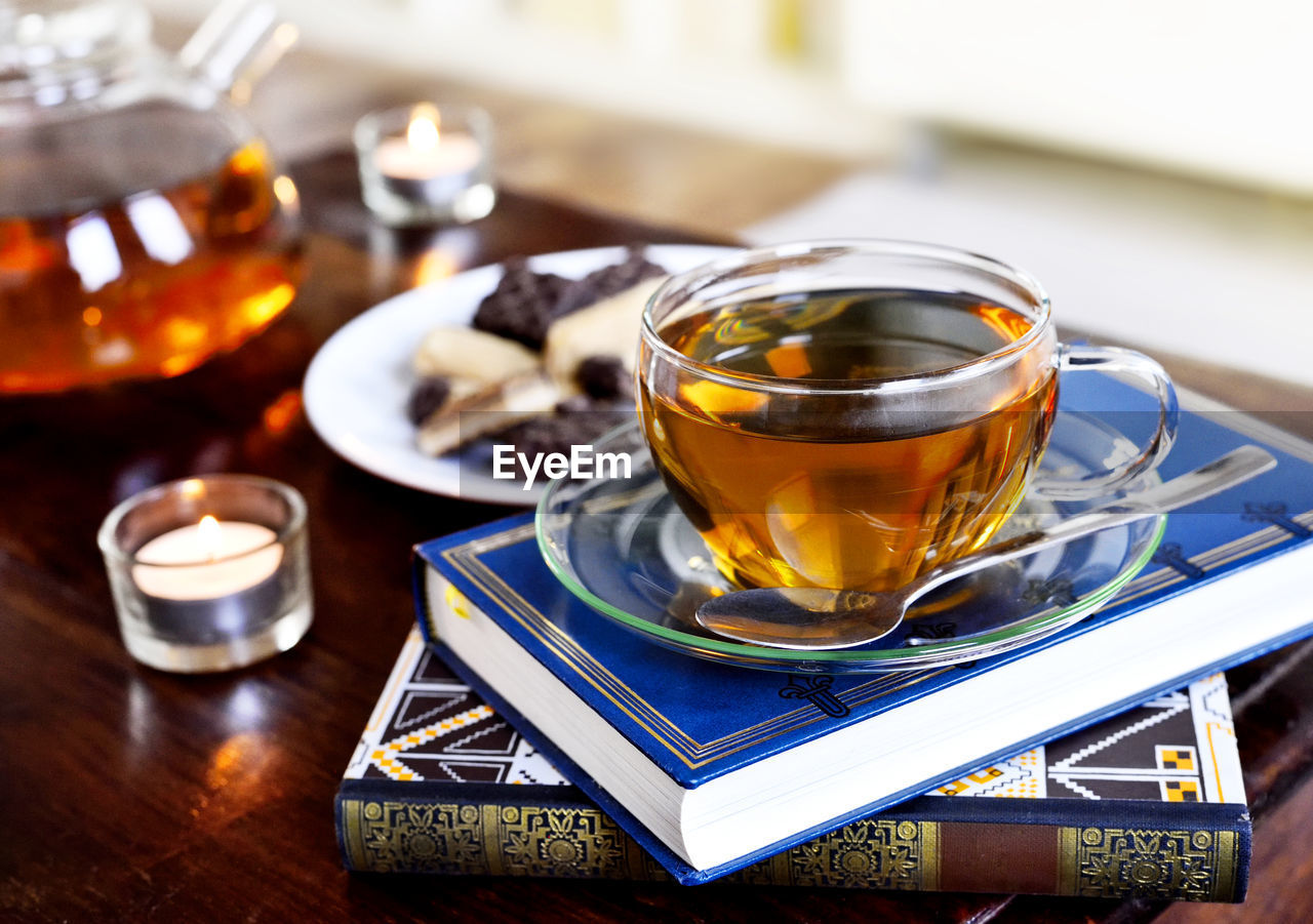 CLOSE-UP OF DRINK IN GLASS ON TABLE