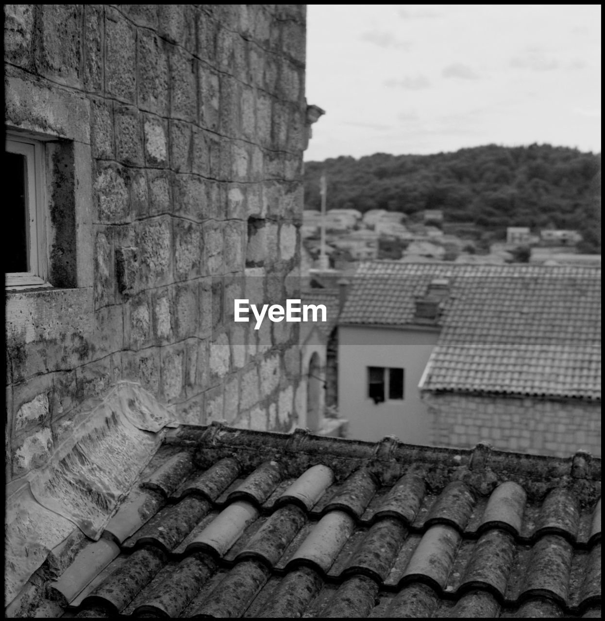 Window by the sea Korčula Korcula Island Korculaoldtown Window By The Sea Window Window To Church Old Town Black And White Travel History Croatian Heritage Window Love Romantic Window Croatia Analogue Photography Old Roof