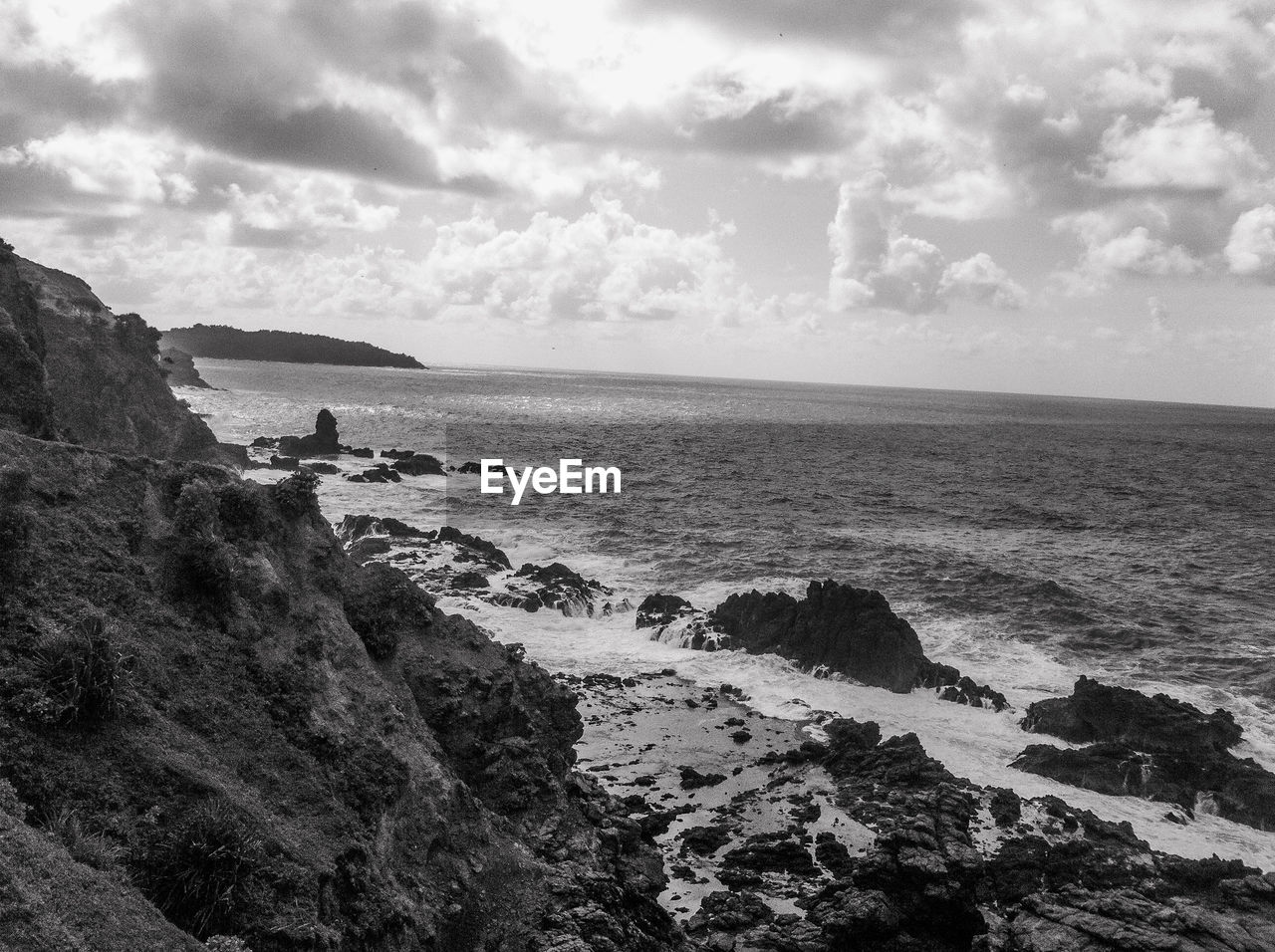 SCENIC VIEW OF ROCKY BEACH AGAINST SKY