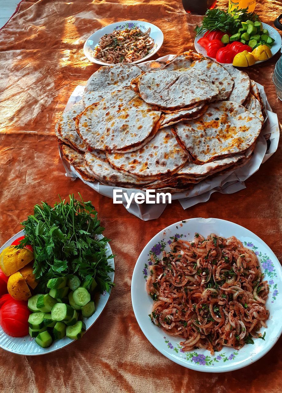 HIGH ANGLE VIEW OF SALAD SERVED IN PLATE