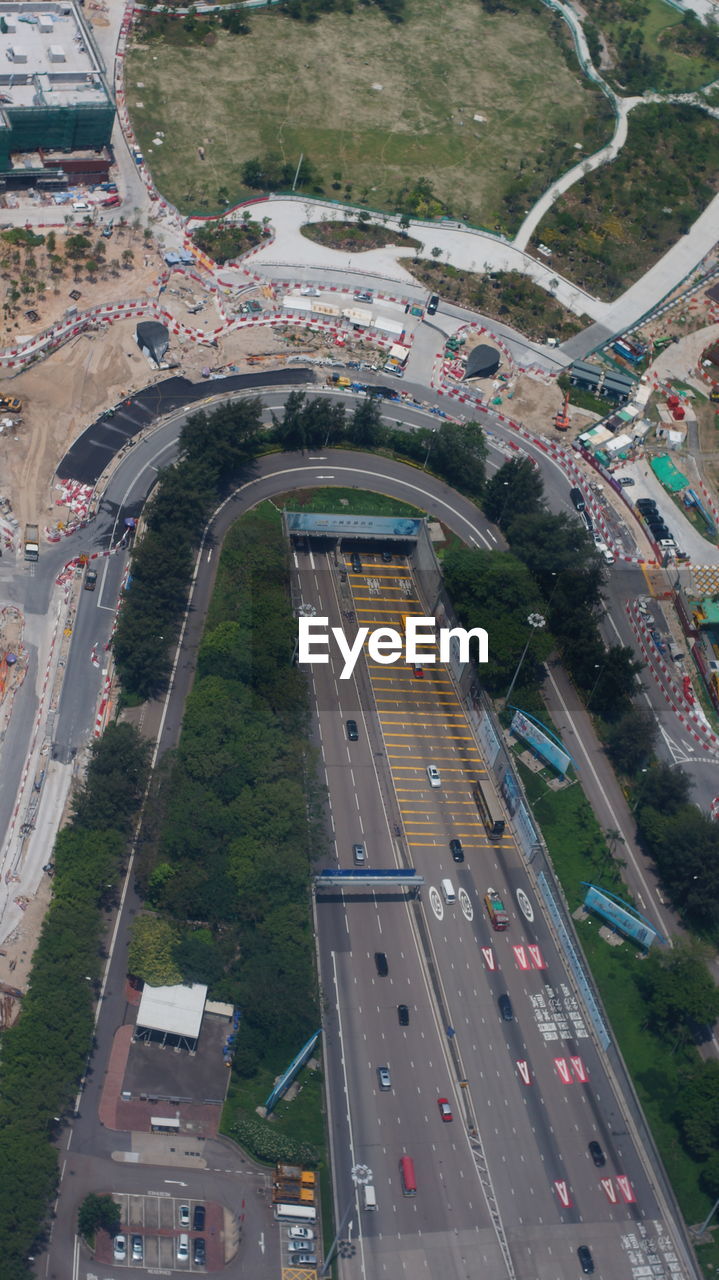 HIGH ANGLE VIEW OF TRAFFIC ON ROAD