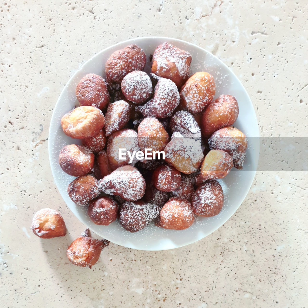 HIGH ANGLE VIEW OF FRUITS IN PLATE