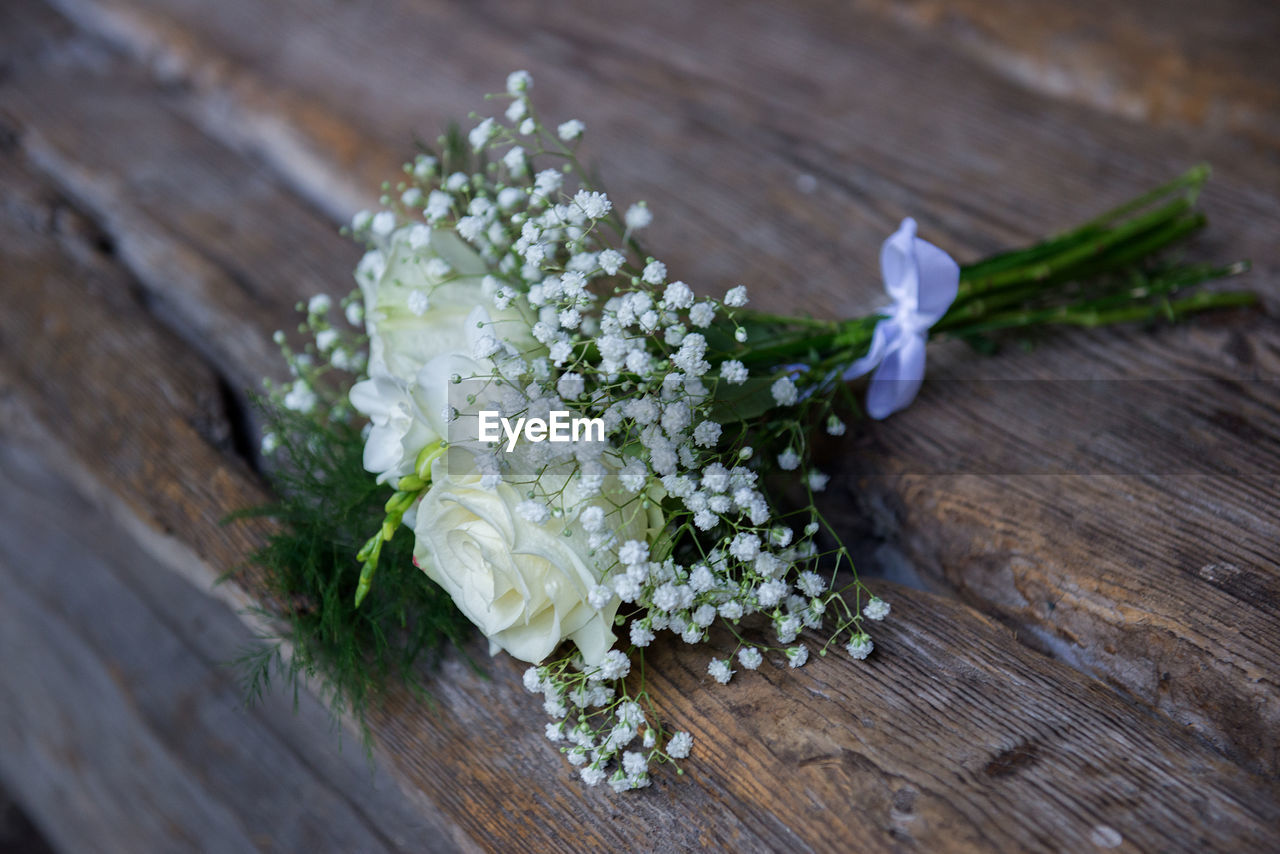 Close-up of white rose bouquet on table