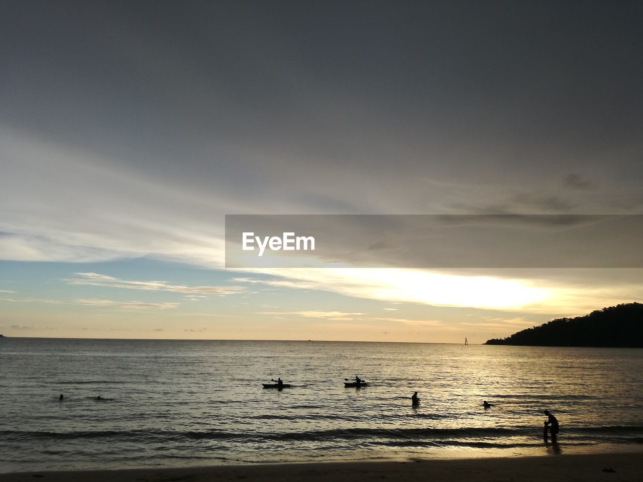 SCENIC VIEW OF SEA AGAINST SUNSET SKY