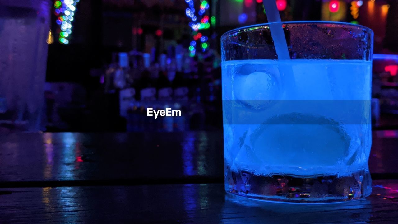 CLOSE-UP OF BEER IN GLASS