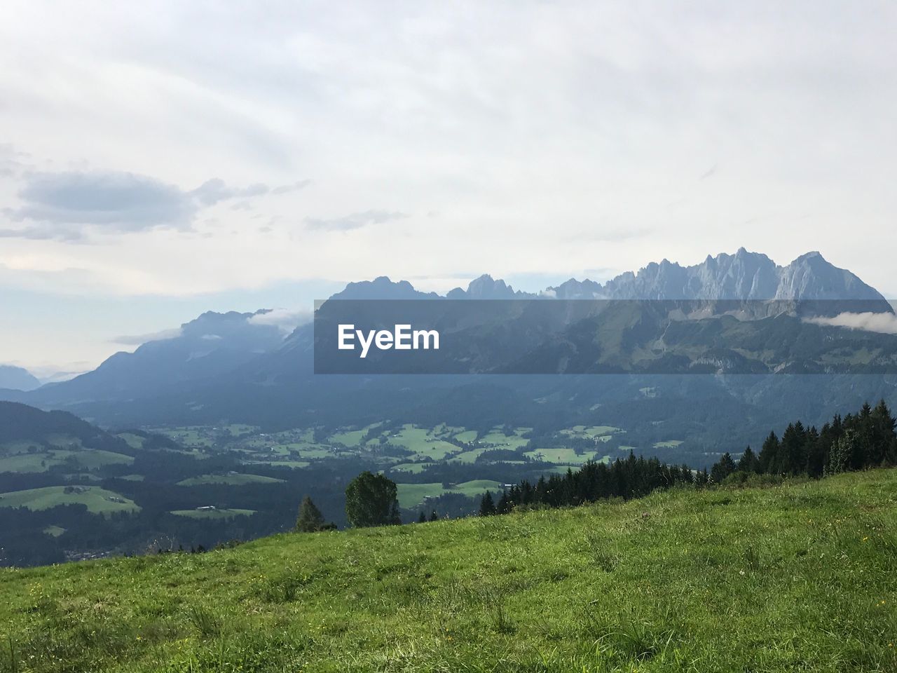 SCENIC VIEW OF FIELD AGAINST MOUNTAINS