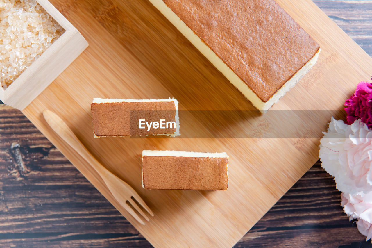 HIGH ANGLE VIEW OF CHOCOLATE CAKE ON TABLE