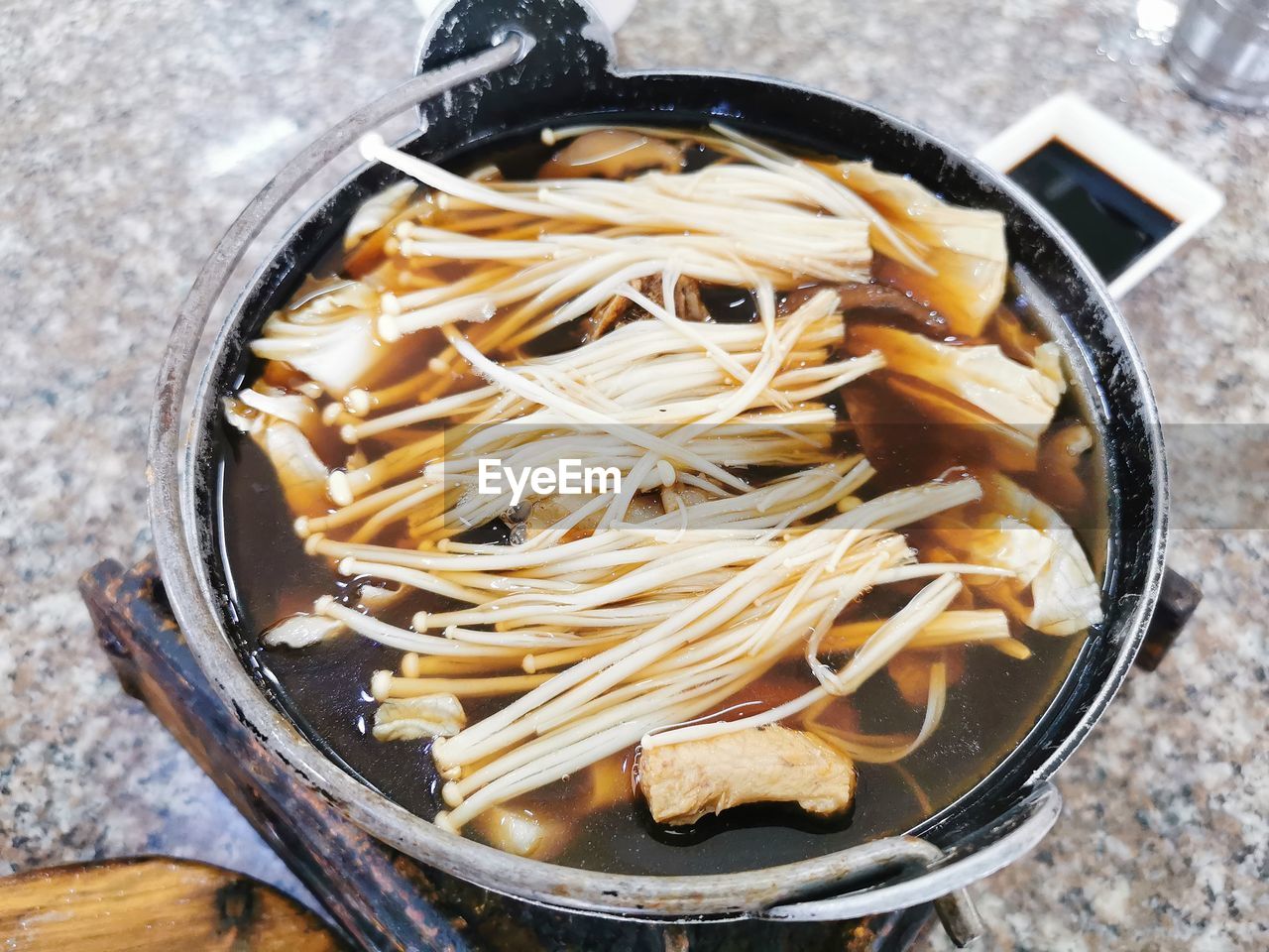 HIGH ANGLE VIEW OF NOODLES IN BOWL