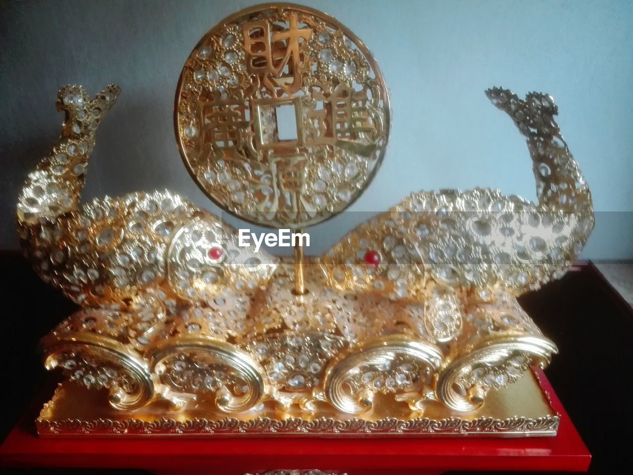 CLOSE-UP OF CHRISTMAS ORNAMENT ON TABLE