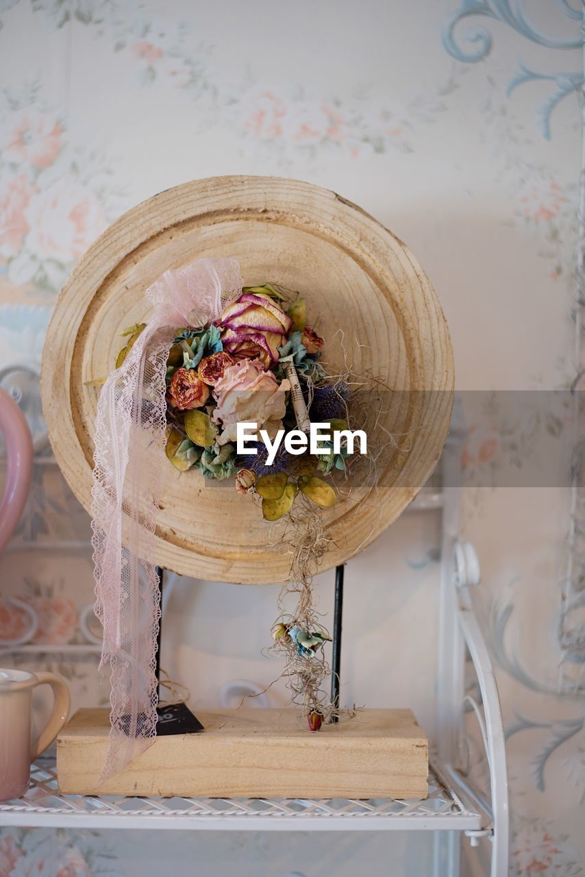 HIGH ANGLE VIEW OF FOOD ON TABLE AGAINST WALL