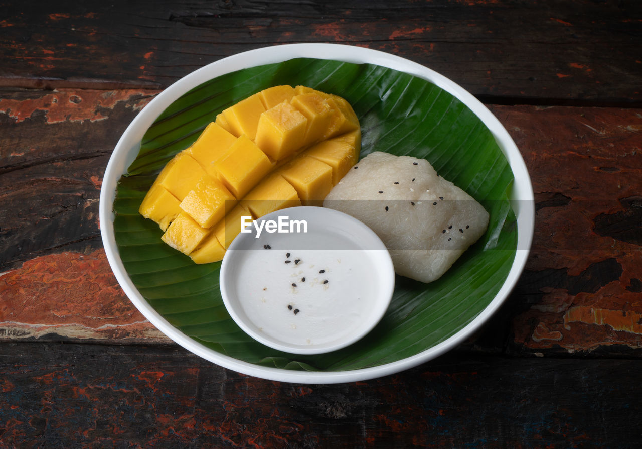 HIGH ANGLE VIEW OF BREAKFAST IN PLATE